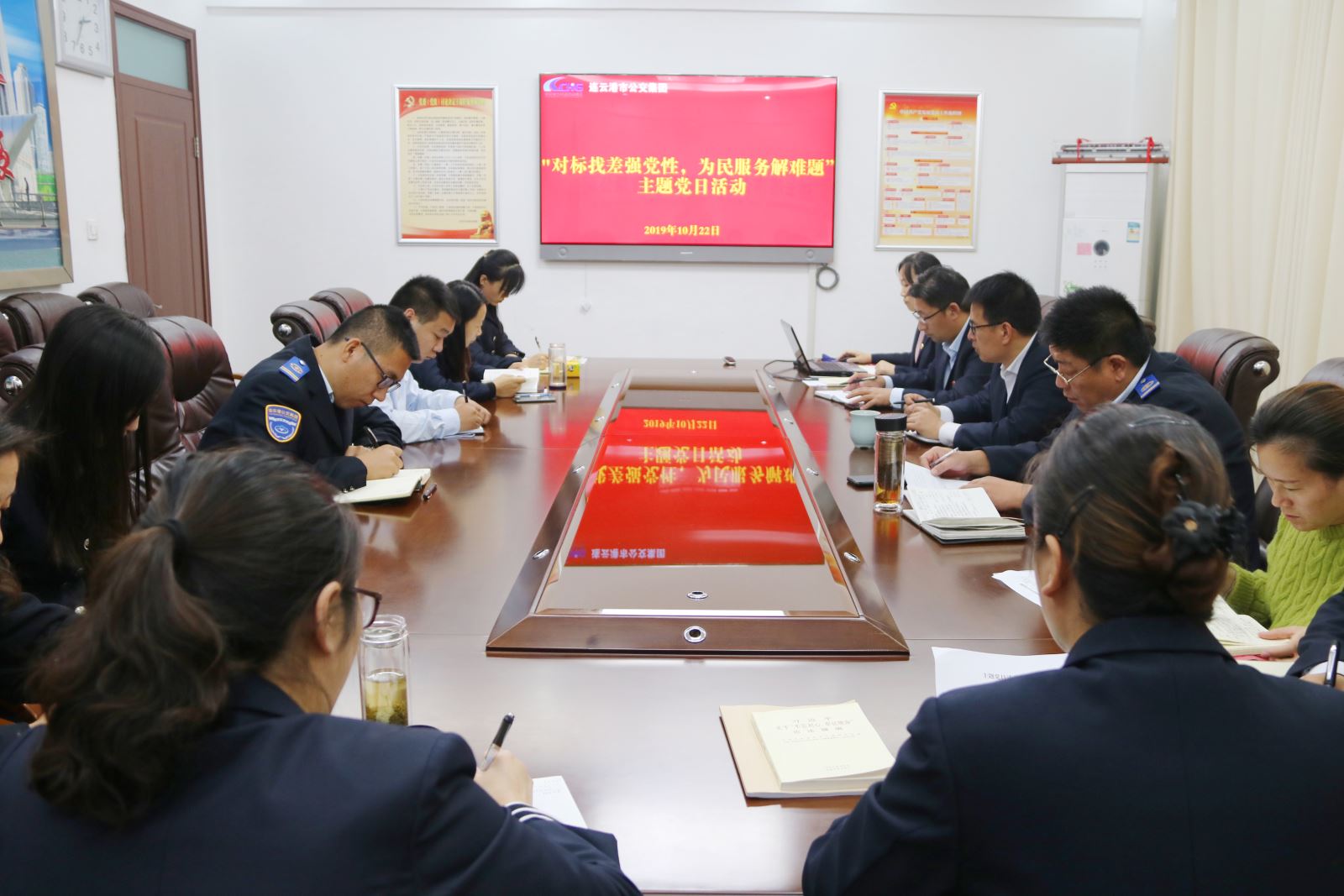 公交集團機關黨總支開展“對標找差強黨性，為民服務解難題”主題黨日活動