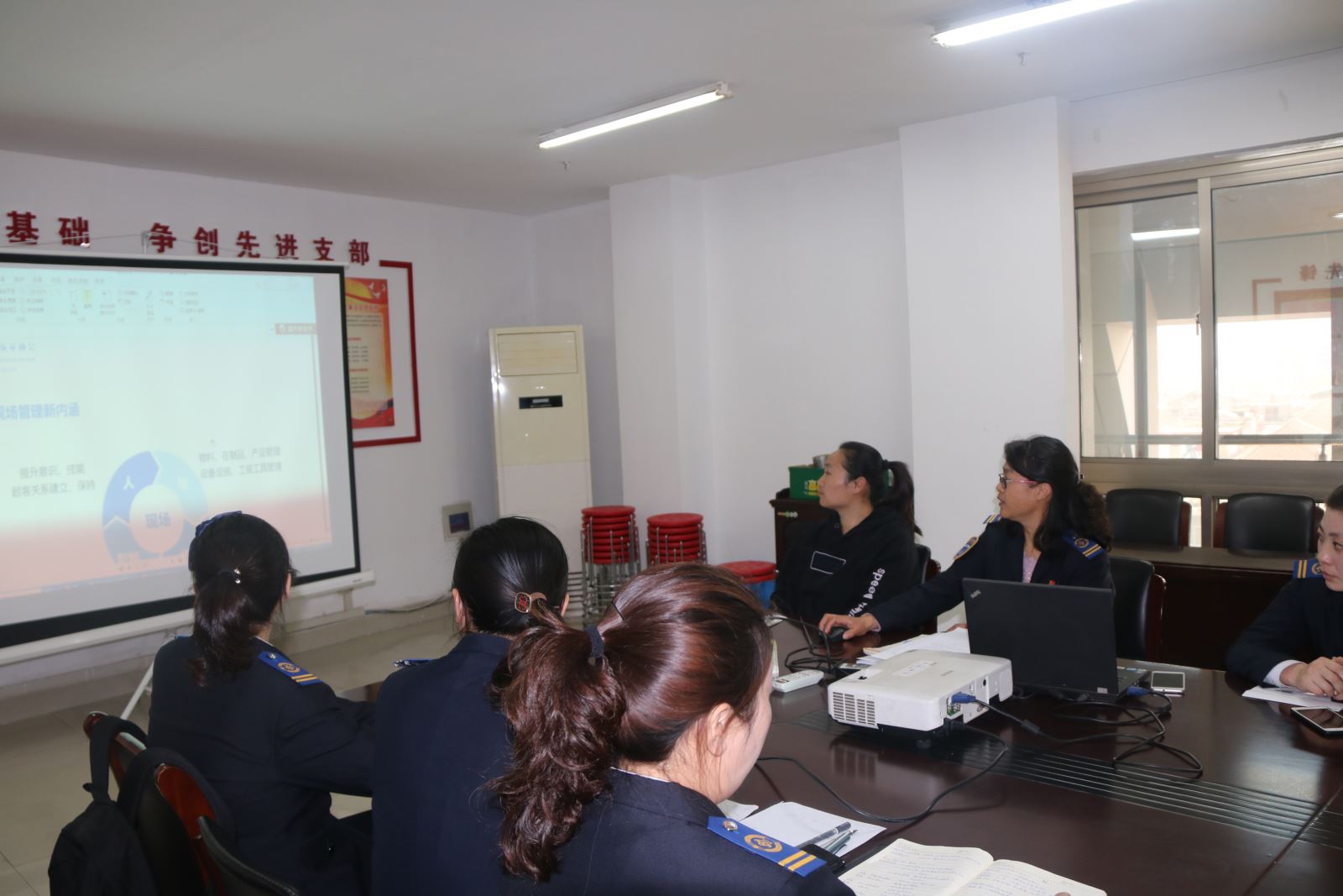 公交集團(tuán)快速公交事業(yè)部開展站務(wù)組長現(xiàn)場管理知識培訓(xùn)