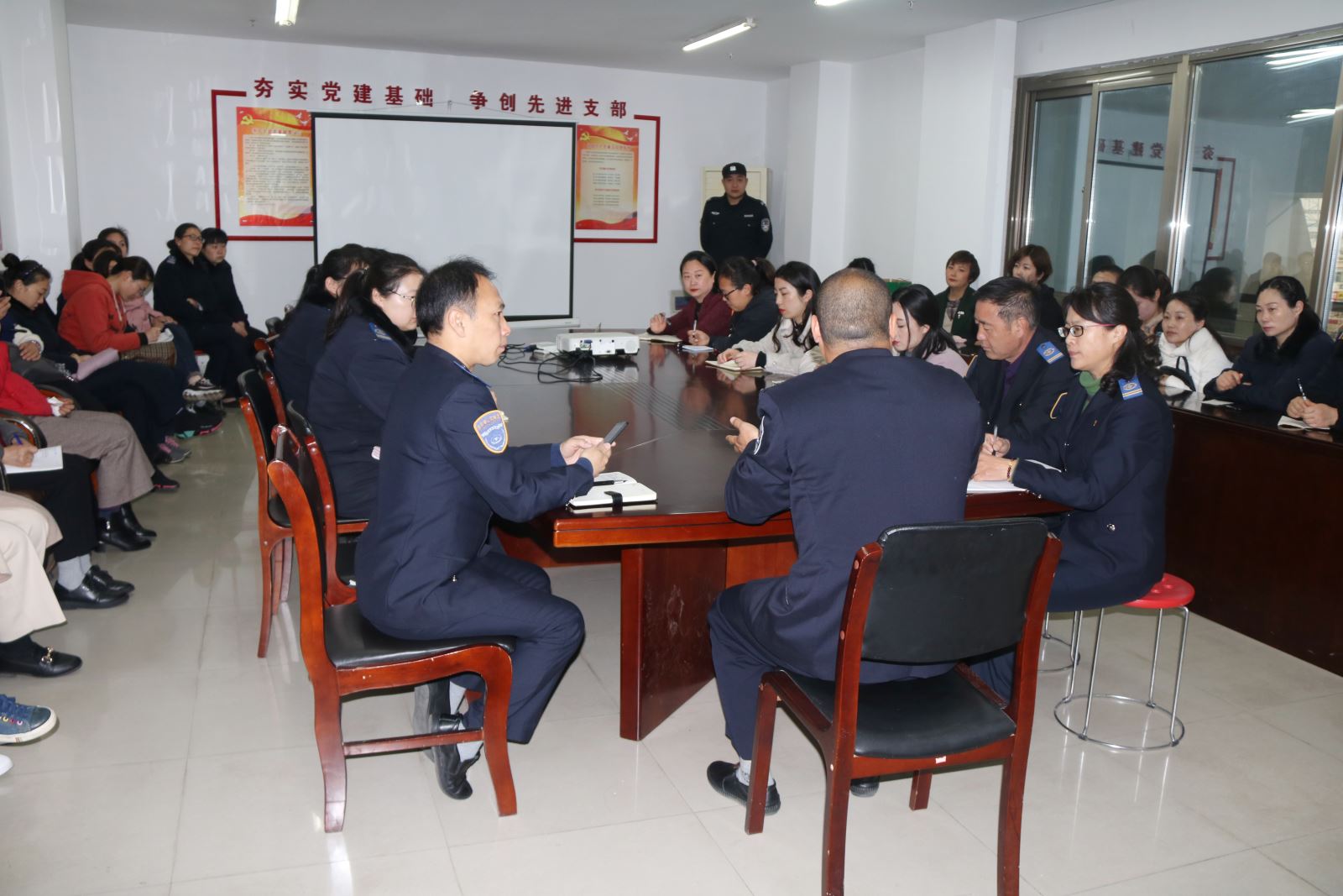 公交集團快速公交事業(yè)部開展站務(wù)員危險品檢查培訓(xùn)