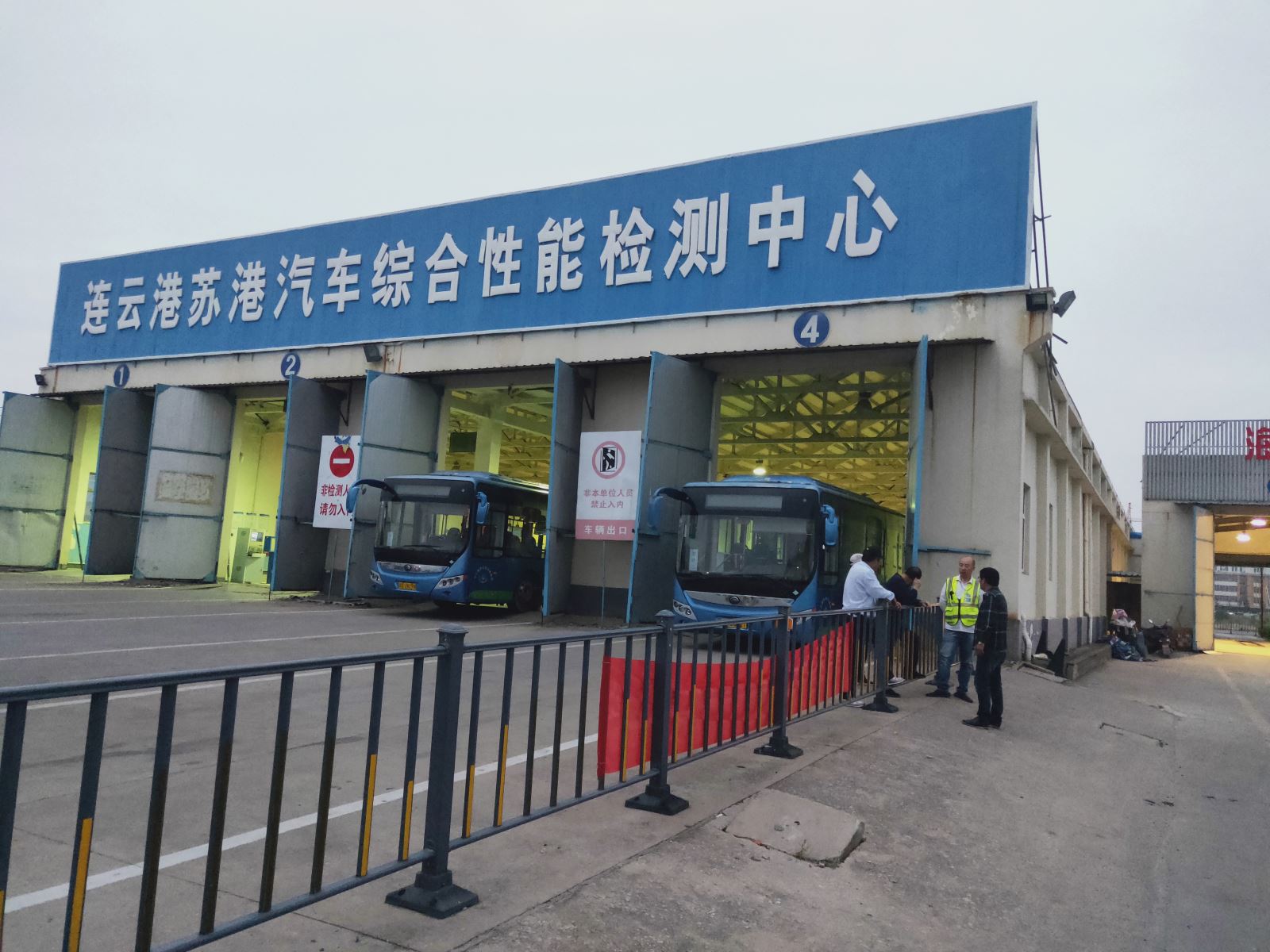 公交集團(tuán)機(jī)務(wù)技術(shù)事業(yè)部開(kāi)展車輛年審工作