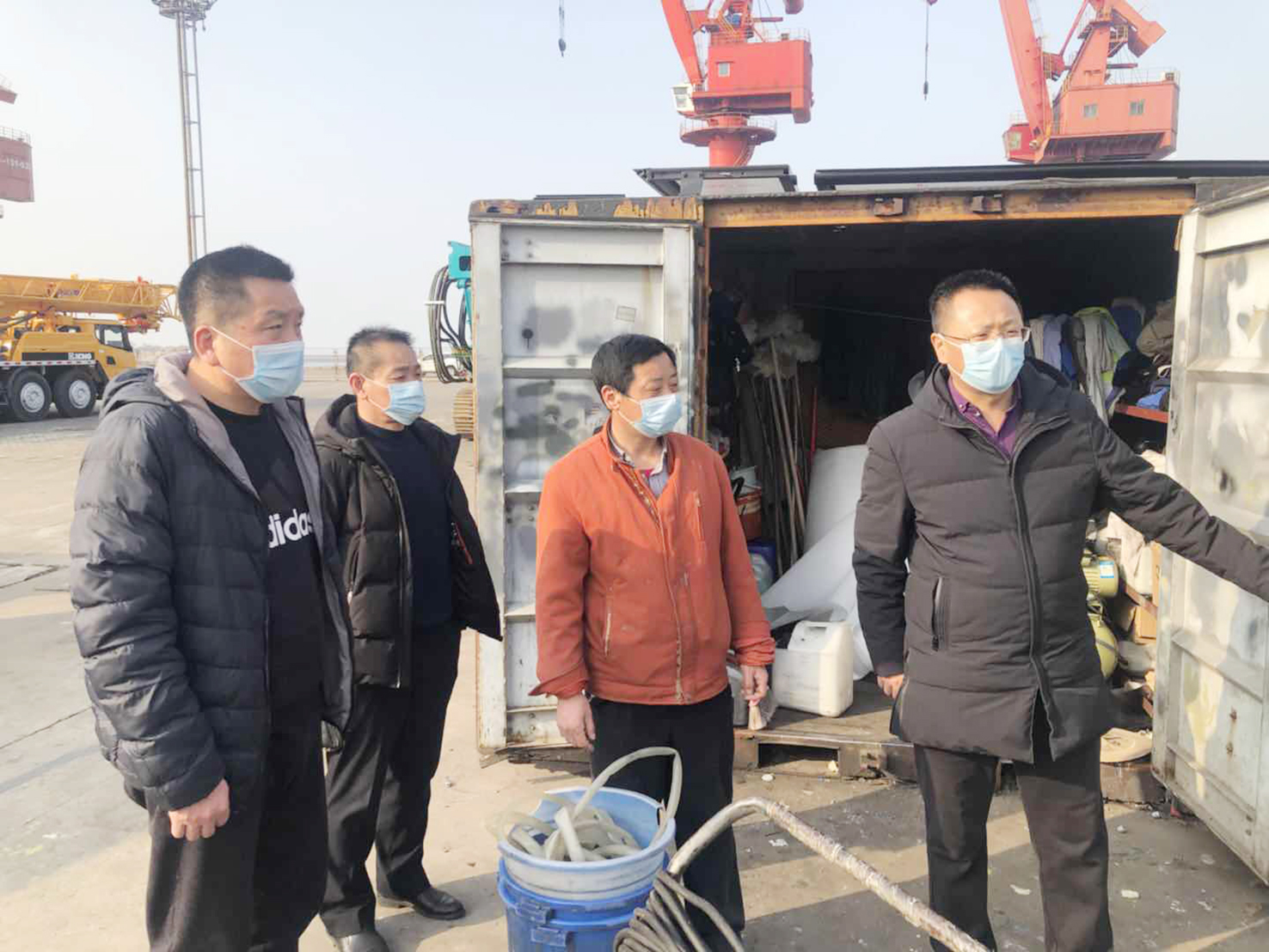 公交集團機務技術(shù)事業(yè)部領(lǐng)導班子集體，慰問港口服務一線人員