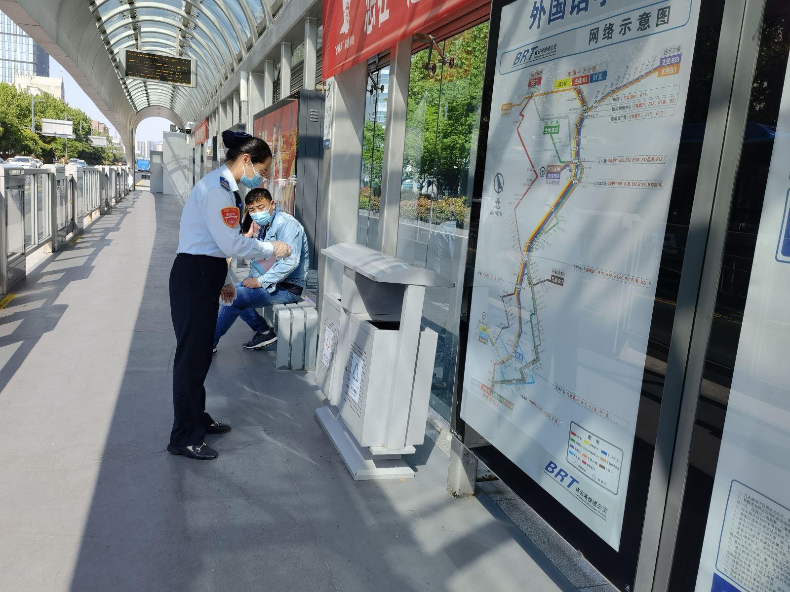 快速公交事業(yè)部站務(wù)員王慧、田玲幫助乘客找到丟失的物品獲感謝
